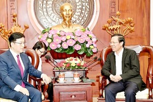 Chairman of the HCMC People’s Committee Phan Van Mai hosted a reception on April 18 for CEO of Korea CEO Summit (KCS) Park Bong-kyu. (Photo: SGGP)