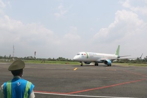 A technical flight operated by Bamboo Airways arrives at Ca Mau Airport on April 20. (Photo: SGGP)