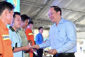 Vice Secretary of the HCMC Party Committee Nguyen Ho Hai presents gifts to disadvantaged workers at the ceremony. (Photo: SGGP)