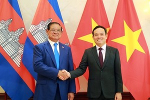 Vietnamese Deputy Prime Minister Tran Luu Quang (R) and Cambodian Deputy Prime Minister and Minister of Interior Samdech Krolahom Sar Kheng co-chair the 12th conference on cooperation and development between border localities of Vietnam and Cambodia. (Photo: SGGP)