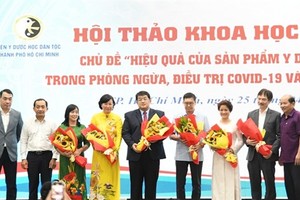 The research team on Sunkovir, the first traditional medicine to be licensed for treating respiratory tract viral infections in Vietnam. (Photo: VNA)