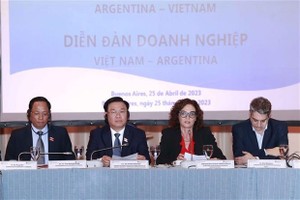 NA Chairman Vuong Dinh Hue (second, left) at the Vietnam-Argentina business forum (Photo: VNA)