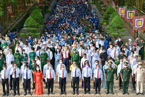 HCMC's leaders, representatives of the military forces, departments, districts and local people attend the ceremony. (Photo: SGGP)