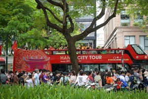 About 6,700 Hanoi's locals and visitors enjoy free-of-charge city tours on double-decker buses during the five-day holiday. (Photo: SGGP)