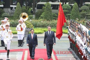 Prime Minister Pham Minh Chinh (L) and his Luxembourg counterpart Xavier Bettel review the guard of honor. (Photo: SGGP)