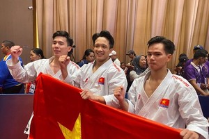 Vietnamese male karate artists win a gold medal at the ongoing 32nd SEA Games in Cambodia. (Photo: SGGP)