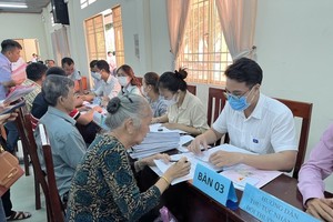 Residents in Hoc Mon District receive site clearance compensation on May 6. (Photo: SGGP)