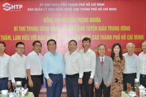 Head of the Central Propaganda and Education Committee Nguyen Trong Nghia leads a high-ranking delegation to participate in a working session with the Management Board of Saigon High-Tech Park (SHTP) on May 11. (Photo: SGGP)