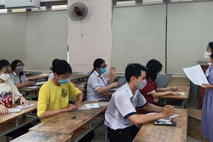 Students take part in the national high school graduation exam for the academic year 2021- 2022 at the examination site in Trung Vuong High School of HCMC. (Photo: SGGP)