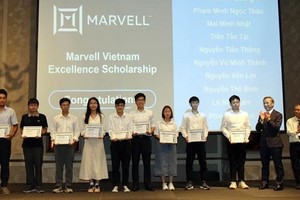 Vietnamese students receive scholarships on the occasion (Photo: VNA)