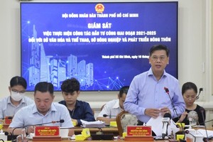 Vice Chairman of the HCMC People’s Council Nguyen Van Dung asks the two departments to accelerate the disbursement of public investment. (Photo: SGGP)