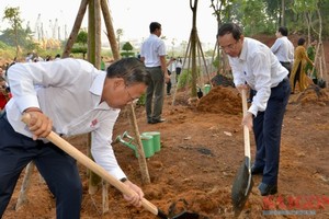 Secretary of the HCMC Party Committee Nguyen Van Nen (R) is planting a tree at the event. (Photo: SGGP)