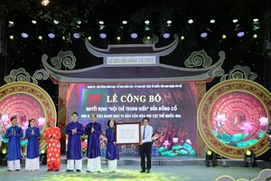 Deputy Minister of Culture, Sports and Tourism Hoang Dao Cuong (R) offers a certificate recognizing Hoi The Trung Hieu (a Festival of the Pledge of Allegiance to the Country) as a national intangible cultural heritage. (Photo: SGGP)