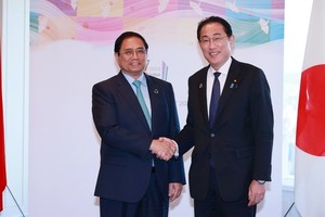 Prime Minister Pham Minh Chinh (L) and his Japanese counterpart Fumio Kishida. (Photo:VNA)