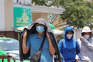 Local residents in Hanoi wear face masks. (Photo: VNA)