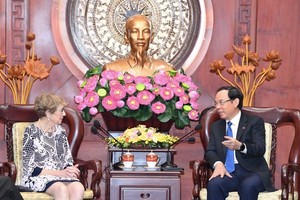 Secretary of the HCMC Party Committee Nguyen Van Nen receives Ms. Margaret Beazley, Governor of the Australian state of New South Wales on May 23. (Photo: SGGP)