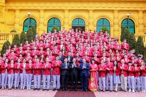 State President Vo Van Thuong meets outstanding athletes and teams for winning gold medals at the 32nd SEA Games in Cambodia at the President's Office in Hanoi on May 23. (Photo: SGGP)