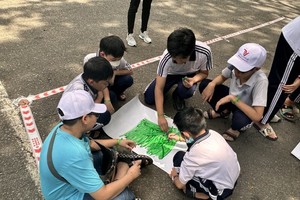 Children participate in a painting contest during the trip. (Photo: SGGP)