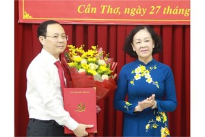 Chairwoman of the Party Central Committee's Organization Commission Truong Thi Mai hands over the Political Bureau’s appointment decision to Mr. Nguyen Van Hieu. (Photo: SGGP)
