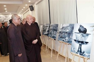 Most Venerable Thich Le Trang (2nd from L), Head of the VBS Executive Board in Ho Chi Minh City, attends the exhibition (Photo: VNA)