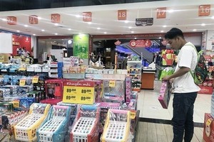 A man chooses toys for toddlers at a supermarket in Ho Chi Minh City. (Photo:VNA)