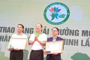 Vice Secretary of the HCMC Party Committee Nguyen Ho Hai (C) presents certificates of merit to individuals and collectives of the fourth HCMC Environmental Awards. (Photo: SGGP)
