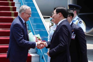Australian Prime Minister Anthony Albanese (left) is welcomed at the Noi Bai International Airport by Minister – Chairman of the Vietnamese Government Office Tran Van Son. (Photo: VNA) 