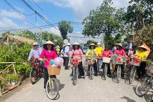 Tourists can visit a fruit village in Trung An Commune by cycling or walking. (Photo: SGGP)