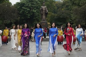 A performance of "ao dai", a traditional costume of Vietnamese women, at the Hanoi Tourism Ao Dai Festival 2022. (Photo: VNA)