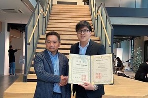 Prof. Tran Dang Xuan (L) (Photo: SGGP)