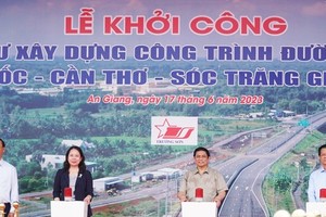 Prime Minister Pham Minh Chinh (2nd, R) attends the groundbreaking ceremony of Chau Doc – Can Tho – Soc Trang expressway which was held in Chau Doc City of the An Giang Province on June 17. (Photo: SGGP)