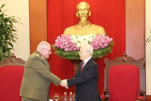 Party General Secretary Nguyen Phu Trong (R) receives Minister of the Revolutionary Armed Forces of Cuba Álvaro López Miera on June 22. (Photo: VNA)