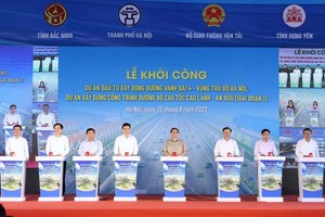 Prime Minister Pham Minh Chinh (4th, R) and leaders of Hanoi, ministries, and functional departments attend the groundbreaking ceremony on June 25. (Photo: SGGP)