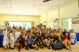 The US Navy delegation of the aircraft carrier USS Ronald Reagan (CVN 76) visits orphans at the Village of Hope in the central coastal city of Da Nang on June 26. (Photo: SGGP)