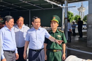 Deputy Prime Minister Tran Luu Quang inspects the implementation of the fight against Illegal, unreported, and unregulated (IUU) fishing in Ca Mau Province on June 26. (Photo: SGGP)