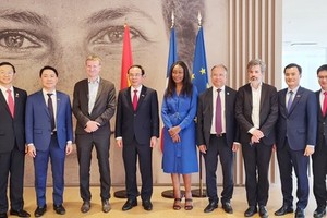 Leaders of the Île de France region receive the HCMC high-ranking delegation. (Photo: SGGP)