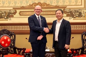Vice Chairman of the HCMC People’s Committee Duong Anh Duc receives Mr. Executive Director at Australia’s Commonwealth Scientific and Industrial Research Organization (CSIRO) on June 29. (Photo: SGGP)