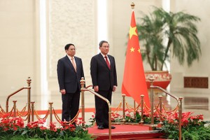 Prime Minister Pham Minh Chinh (L) and Chinese Premier Li Qiang. (Photo: baochinhphu.vn)