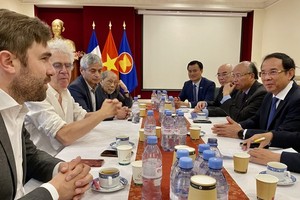 Secretary of the HCMC Party Committee Nguyen Van Nen (R) meets lawyers who accompanied Vietnamese-French woman, Tran To Nga in her fight for justice for herself and other Agent Orange (AO) victims. (Photo: SGGP)