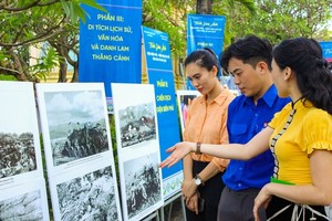 Young people visit a photo exhibition titled “Dien Bien Phu - A historical, cultural, and tourism rendezvous” at the Da Nang Museum of Cham Sculpture. (Photo: SGGP)