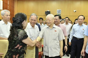 Party General Secretary Nguyen Phu Trong meets Hanoi voters. (Photo: SGGP)