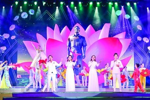 A special art program celebrating the 325th founding anniversary of the old Saigon-Cho Lon-Gia Dinh area and HCMC, and 47years since the city named after President Ho Chi Minh is held at the 23-9 (September 23rd) Park in District 1 on July 2. (Photo: SGGP)