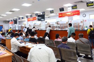 People are implementing land-related procedures at the Registration Office for Land Use Rights in Thu Duc City. (Photo: SGGP)