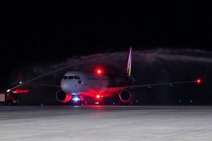 The flight is welcomed with a water cannon salute at Phu Bai International Airport in Thua Thien - Hue on July 2. (Photo: SGGP)