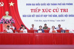 NA Chairman Vuong Dinh Hue (front, second from right) and other NA deputies of Hai Phong city at the meeting with voters in Vinh Bao district on July 4. (Photo: VNA)
