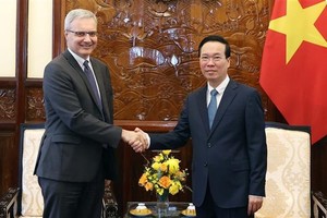 President Vo Van Thuong (R) and French Ambassador to Vietnam Nicolas Warnery (Photo: VNA)