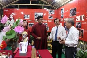 Delegates attend the exhibition. (Photo: TTXVN)