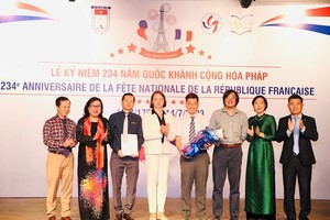 Delegates in a group photo. (Photo: VNA)