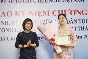 Malaysian Consul General in Ho Chi Minh City Wong Chia Chiann is awarded an insignia “For peace and friendship among nations” on July 13. (Photo: VNA)