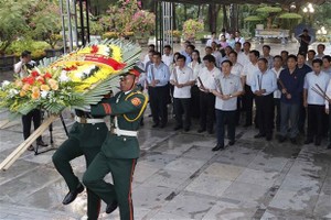 National Assembly Chairman Vuong Dinh Hue on July 16 offers incense and flowers at Truong Son National Martyrs Cemetery. (Photo: VNA)
